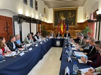 Imagen de la consejera Sara Rubira junto al alcalde de Caravaca de la Cruz y el resto de miembros que componen la Mesa del Secano en la reunión celebrada...