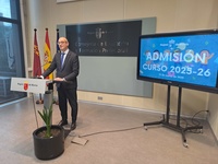 El consejero de Educación y Formación Profesional, Víctor Marín, presenta el proceso de admisión para el curso 2025-2026
