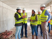 Imagen de la consejera Sara Rubira junto al alcalde de San Javier, José Miguel Luengo, durante la visita al sistema de drenaje sostenible que se ...