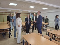 El consejero de Educación y Formación Profesional, Víctor Marín, visita el CEIP San Roque de Ceutí, donde se ha ampliado el comedor escolar