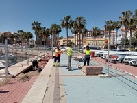 La consejería de  Fomento e Infraestructuras inicia la reparación de los desperfectos ocasionados por el temporal de marzo, en el muelle de la dársena...
