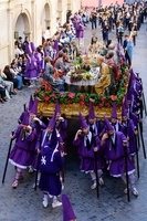 Un momento de la procesión de la mañana del Viernes Santo en Murcia, con el paso de la Santa Cena, de Francisco Salzillo.
