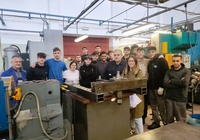 Alumnos del IES San Juan Bosco de Lorca trabajando en una prensa hidráulica