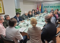 El consejero de Medio Ambiente, Universidades, Investigación y Mar Menor, Juan María Vázquez, da la bienvenida a los integrantes del Comité de Asesoramiento...