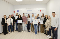 La directora general de Competitividad y Calidad Turísticas, Eva Reverte, con la alcaldesa y representantes de los servicios turísticos que han obtenido...