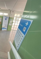Imagen de la señalética que combina colores y pictogramas instalada en centros educativos de la Región