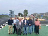 El director general de Carreteras, Francisco Carrillo, junto a miembros de la corporación municipal de Mula, durante la visita a la glorieta finalizada...