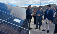 El consejero de Medio Ambiente, Universidades, Investigación y Mar Menor, Juan María Vázquez, durante el descubrimiento de la placa de una planta...