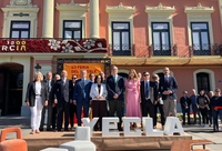 Foto de familia durante la presentación de la Feria del Mueble de Yecla en La Glorieta de Murcia.