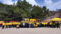 El consejero de Medio Ambiente, Universidades, Investigación y Mar Menor, Juan María Vázquez, junto a integrantes de la Unidad de Defensa Contra ...