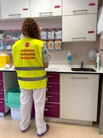 La persona encargada de preparar la medicación lleva un chaleco distintivo