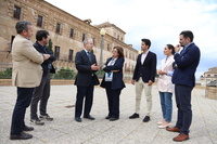 El director general de Patrimonio Cultural, con la presidenta de la UCAM y el arquitecto que dirige las obras de restauración.