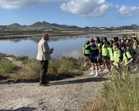 El director general del Mar Menor, Víctor Serrano, con alumnos del Centro Educativo San Pedro Apóstol de San Pedro del Pinatar.