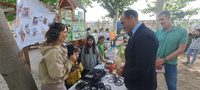 El director general de Centros Educativos e Infraestructuras, Luis Gómez, durante la visita a los proyectos sostenibles.