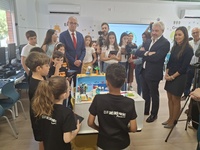 El consejero de Educación y Formación Profesional, Víctor Marín, inaugura el Aula EDIT en el colegio Ginés García Martínez de Mazarrón