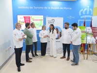 La consejera Carmen Conesa, con los representantes de Jecomur durante el acto de presentación del Concurso de Jóvenes Cocineros.
