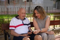 La consejera de Política Social, Familias e Igualdad, Conchita Ruiz, durante la demostración del nuevo geolocalizador de teleasistencia