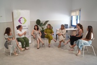 La consejera de Política Social, Familias e Igualdad, Conchita Ruiz, durante la reunión con las profesionales del CAIVAX