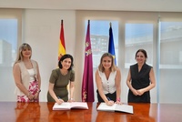 La consejera de Política Social, Familias e Igualdad, Conchita Ruiz, junto a la decana del Colegio de Psicología de la Región de Murcia, Pilar Martín,...