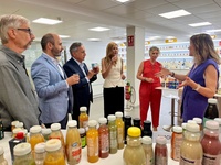 La consejera de Empresa, Empleo y Economía Social,  Marisa López Aragón, durante la visita a las instalaciones de AMC Global.