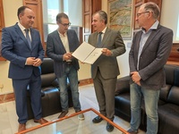 El consejero de Medio Ambiente, Universidades, Investigación y Mar Menor, Juan María Vázquez, entrega el Anteproyecto de Ley de Universidades de ...