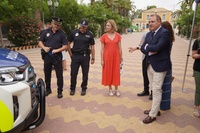 El director general de Administración Local, Francisco Abril, y la alcaldesa de Jumilla, Severa González, junto a mandos policiales, en la presentación...