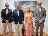 El consejero de Medio Ambiente, Universidades, Investigación y Mar Menor, Juan María Vázquez, junto con la rectora de la Universidad Católica San...