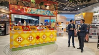 El consejero de Fomento e Infraestructuras, Jorge García Montoro, y el director del aeropuerto, Carlos San Martín, durante la visita a la nueva y...