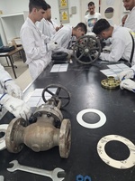 Un grupo de alumnos mientras realizan la formación en mantenimiento de plantas industriales.