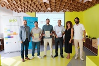 El director general del Info, Joaquín Gómez, junto con los miembros de las tres empresas innovadoras que han obtenido el sello EIBT.