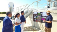 La consejera Sara Rubira junto al alcalde de San Javier, Jos&eacute; Miguel Luengo, durante su visita a la EDAR de San Javier
