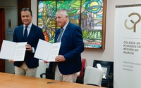 El consejero de Presidencia, Portavocía, Acción Exterior y Emergencias, Marcos Ortuño, y el decano del Colegio, Miguel Massotti, tras la firma del...