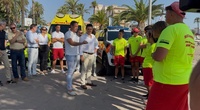 El consejero de Presidencia, Portavocía, Acción Exterior y Emergencias, Marcos Ortuño, y el alcalde de San Javier, José Miguel Luengo, saludan a ...