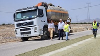 Imagen de la consejera Sara Rubira junto al alcalde de Totana visitando las obras de mejora de caminos rurales en el municipio&nbsp;