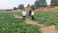 La directora general de la PAC, Ana Garc&iacute;a Anciones, junto al alcalde de Pliego durante la visita a una finca de un joven agricultor.