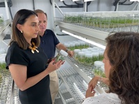 Imagen de la consejera Sara Rubira en el laboratorio del IMIDA en el que se realiza la investigaci&oacute;n