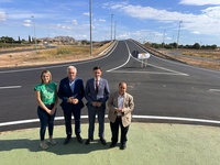 El consejero de Fomento e Infraestructuras, Jorge García Montoro, junto al alcalde de Torre Pacheco, Pedro Ángel Roca, el director general de Carreteras, Francisco Carrillo y la concejal de Educación y Parques y Jardines de Torre Pacheco, María Asunción Pedreño, durante la supervisión del fin de obra de la variante de Torre Pacheco