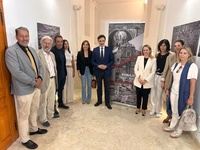 El consejero de Fomento e Infraestructuras, Jorge García Montoro, junto a la alcaldesa de Cehegín, Alicia del Amor, durante la inauguración de la exposición 'El paisaje de los sentidos' realizada con el material fotográfico de los estudios del paisaje histórico de la comarca del Noroeste