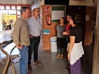Los consejeros de Educación y Formación Profesional, y de Presidencia, Portavocía, Acción Exterior y Emergencias, Víctor Marín y Marcos Ortuño, respectivamente, en el IES Menárguez Costa, de Los Alcázares, preparado para reanudar la actividad educativa.