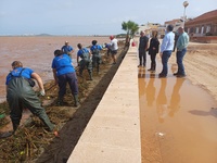 El consejero de Medio Ambiente, Universidades, Investigación y Mar Menor, Juan María Vázquez, visitó esta mañana a las brigadas de limpieza de biomasa en la playa de Los Nietos.