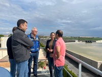 La consejera de Agua, Agricultura, Ganadería y Pesca, Sara Rubira, junto con el alcalde de Torre Pacheco, Pedro Ángel Roca, revisando los efectos de la dana en este municipio.