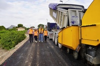 Imagen de archivo de la consejera Sara Rubira junto al alcalde de Santomera, Víctor Martínez, en las obras del camino rural de la Venta en Santom...