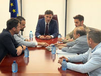 El consejero de Fomento e Infraestructuras, Jorge García Montoro, durante la reunión con el alcalde de La Unión, Joaquín Gabriel Zapata, para hablar...