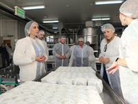 Imagenes de la consejera Sara Rubira en la visita a la cooperativa 'Coagacart'