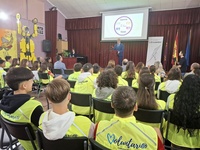 El consejero de Educación y Formación Profesional, Víctor Marín, visitó el IES Los Albares (Cieza) donde desarrollan el programa 'ConviveTEAM'