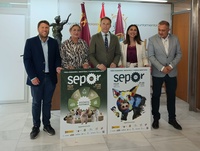 Imagen de la consejera Sara Rubira junto al alcalde de Lorca, Fulgencio Gil, durante la presentación de la 58 edición de SEPOR