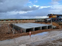 Imagen de archivo de la instalación de los marcos de drenaje bajo la carretera RM-19 en enero de este 2025