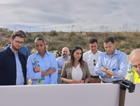 Imagen de la consejera Sara Rubira en uno de los caminos rurales que se están rehabilitando en Alhama de Murcia