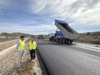 El director general de Carreteras, Francisco Carrillo, supervisa las obras de refuerzo del firme que se están llevando a cabo en varios tramos de...