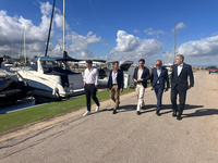 El consejero de Fomento e Infraestructuras, Jorge García Montoro, supervisa el puerto de Mar de Cristal acompañado de la nueva empresa concesiona...